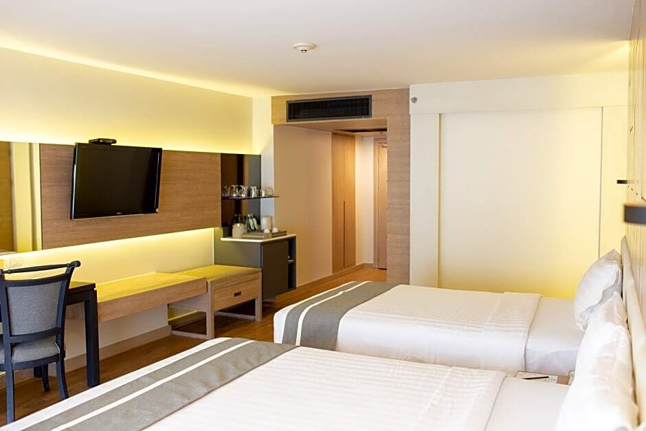 Номер Deluxe с балконом в Phuket Graceland Resort And Spa