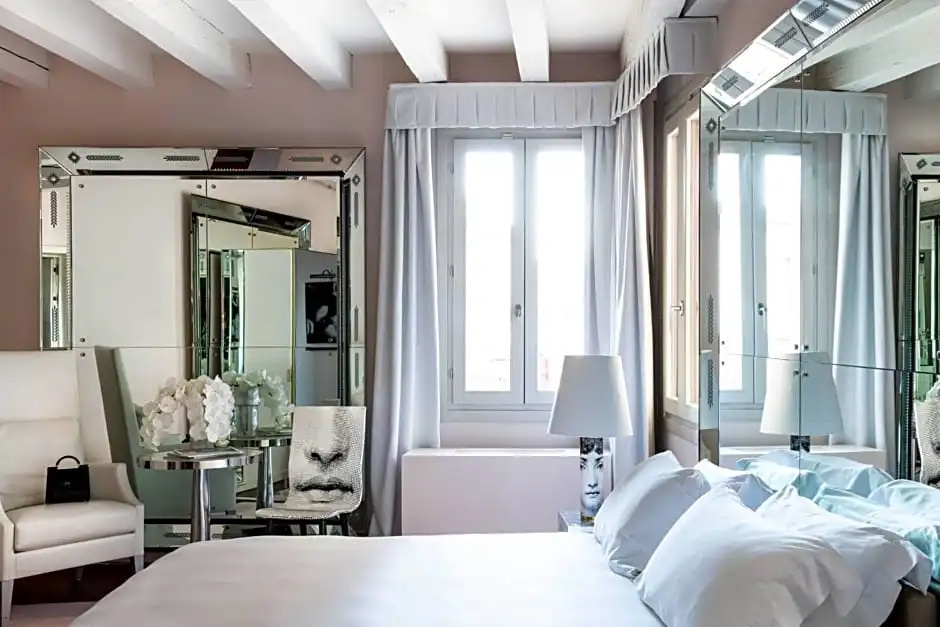 (1)Superior Double room (full double bed) at Palazzina Grassi in Venice