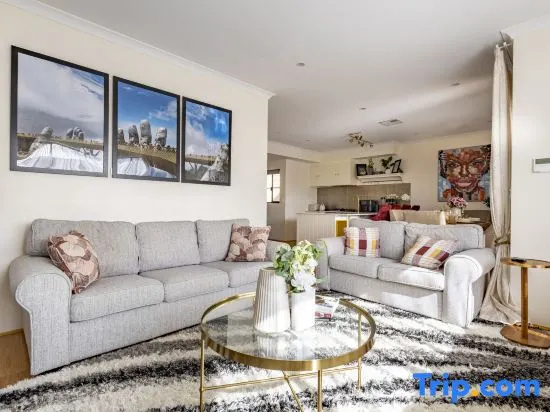 Elegant Hampton-Style Retreat , Tranquil Private Bedroom with Shared Bathroom
