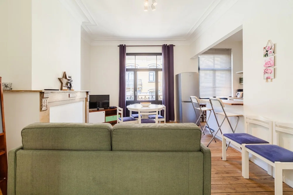 Centrally Located Bright 2 Room Apartment in Trendy st Gilles Self Check in