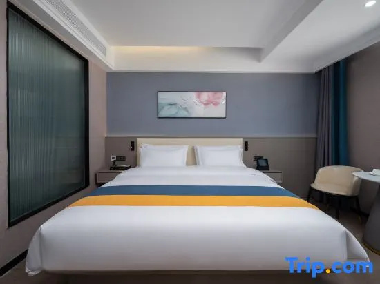 Deluxe Double room with city view (full double bed)