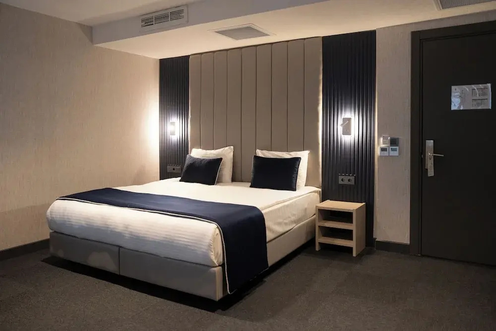 Standard Double room with city view (full double bed)