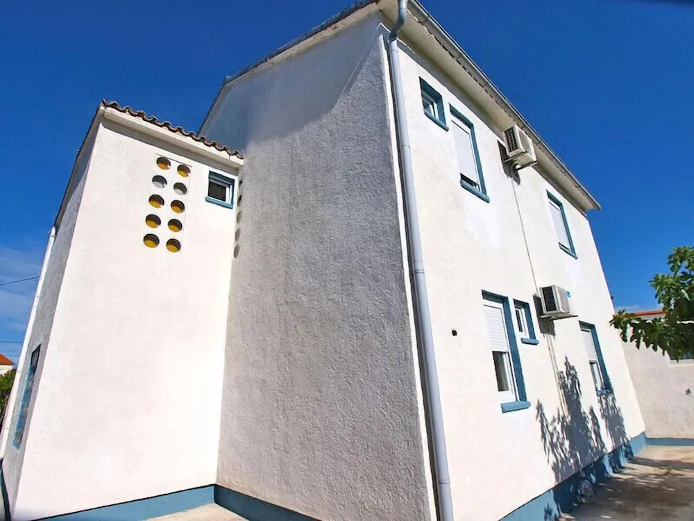 Apartment 725