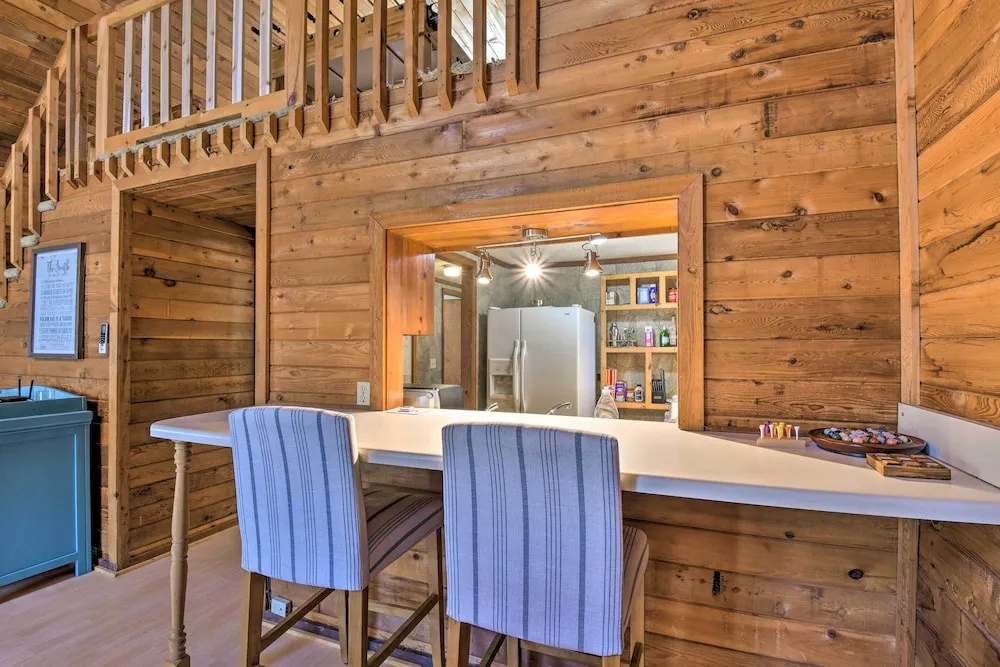Woodsy Blue Ridge Retreat, 3 Mi to Downtown!