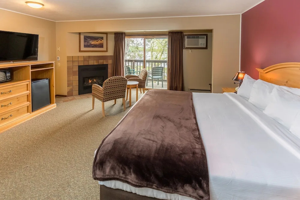 Standard Double room with lake view (full double bed)