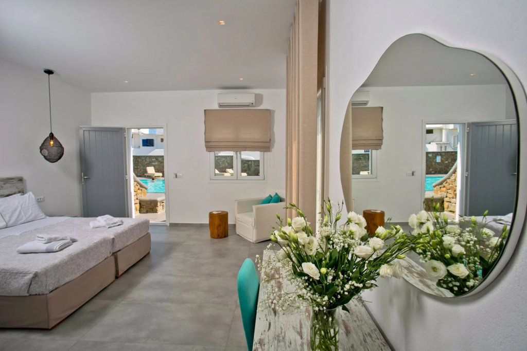 Deluxe Double room with pool view (full double bed)