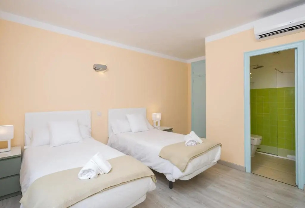 Standard Triple room