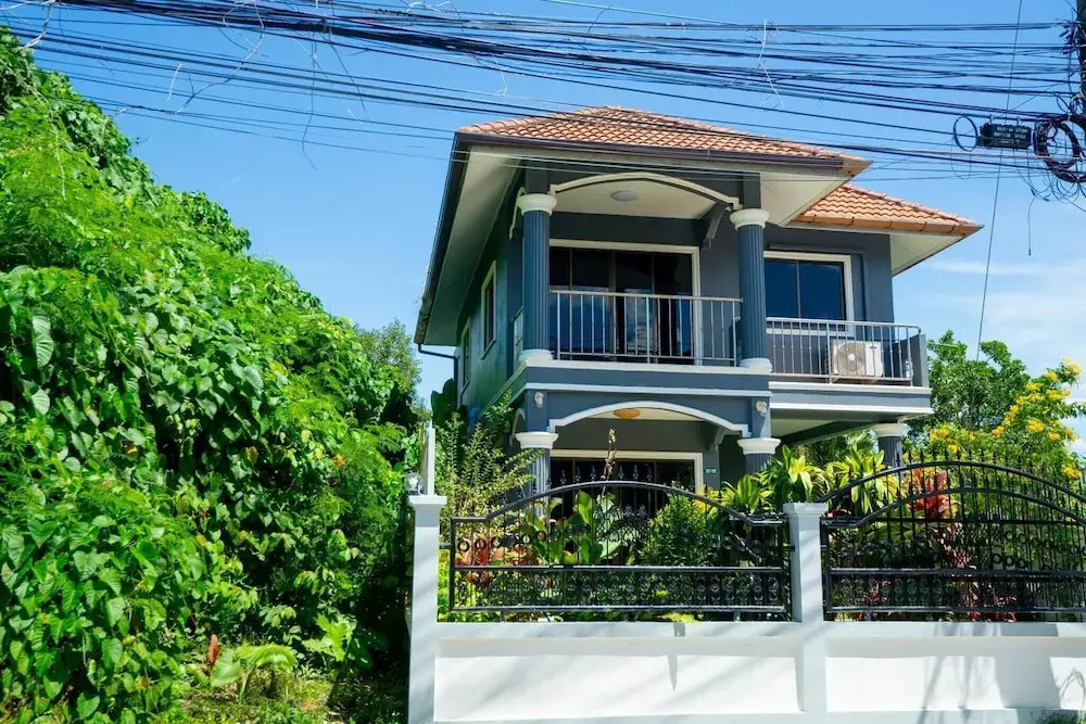 3 Bed 3 Bath Villa 400m to the Beach Sleeps 10