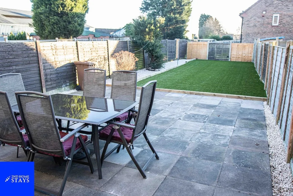 3 Bed House Sleeps 7 With Garden and Parking