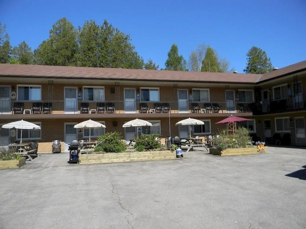 Cedar Court Motel