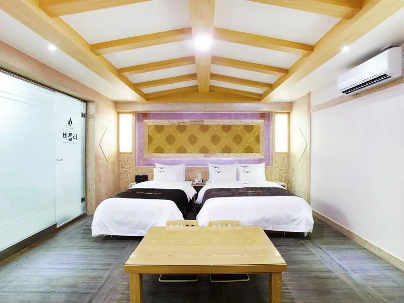 Double Suite (twin beds)