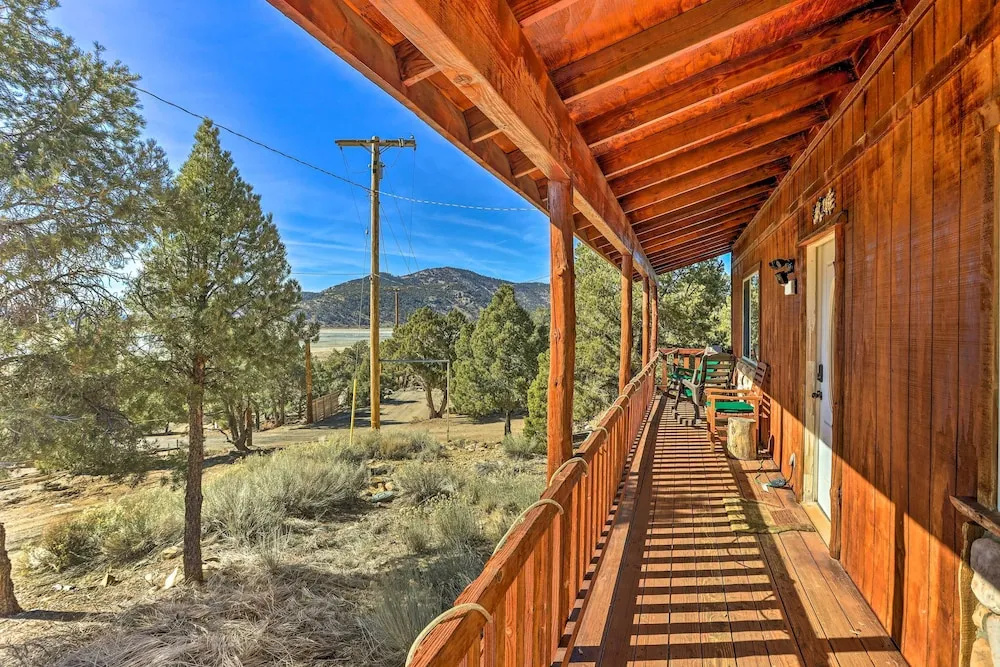 Big Bear Lake Cabin w/ Deck & Views ~ 9 Mi to Ski!