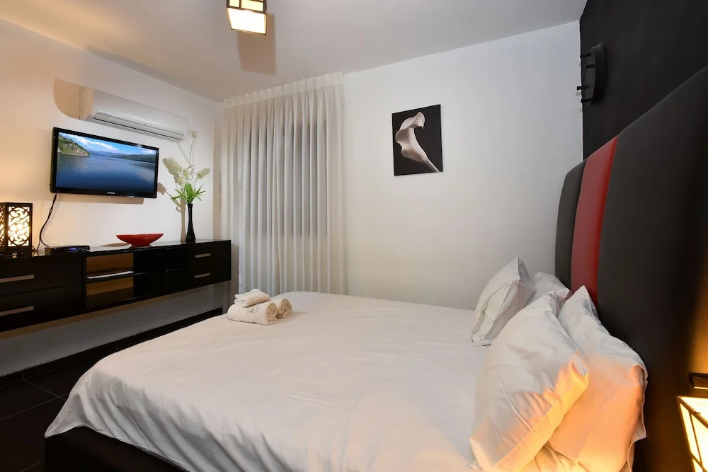 2 Bedrooms Family Basement Suite