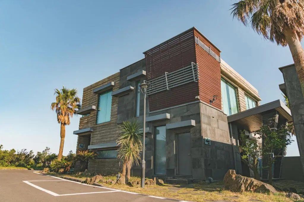 Villa with partial sea view