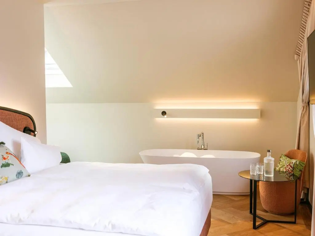 Suite with lake view