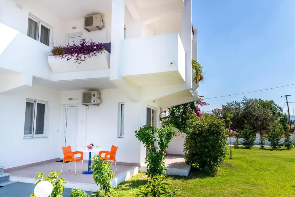 2 Bedrooms Apartment with land view