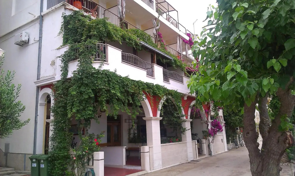 Beachfront Comfort Apartments Sinajko