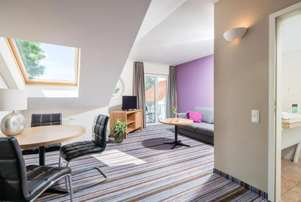 一間一臥室雙人公寓，設有陽台及雙人床。