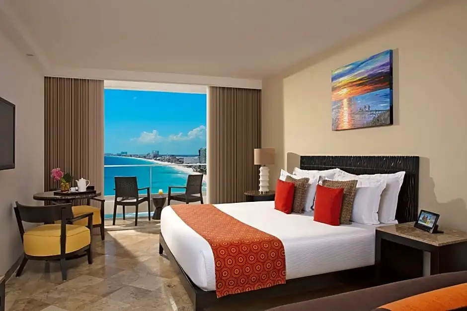 Deluxe Double room with balcony and oceanfront full double bed