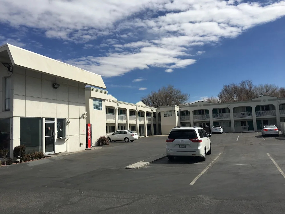 Howard Johnson Express Inn - Colorado Springs