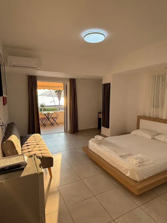 Classic Double room with balcony (full double bed)