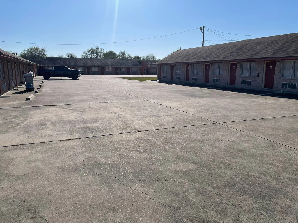 Lakeside Inn & Suites by OYO Mathis I 37