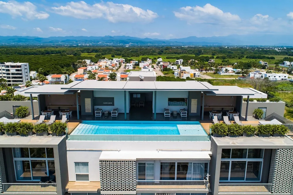 5th-floor apt Near the Ocean With Infinity Rooftop Pool, Balcony, Washer/dryer