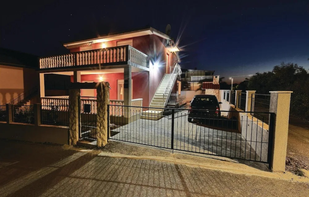 Beautiful Home in Okrug Gornji With Wifi and 4 Bedrooms