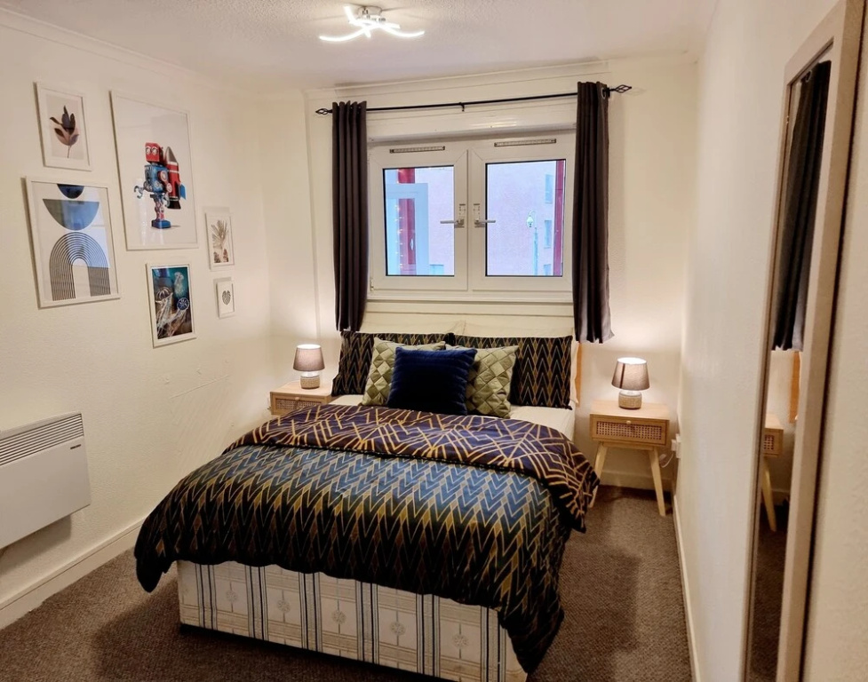 Airy Home with Free Parking in Glasgow