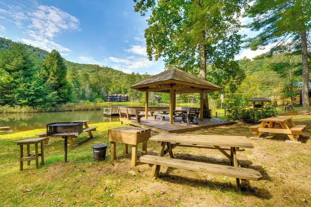 Newly Renovated: Pet-friendly Sapphire Retreat!