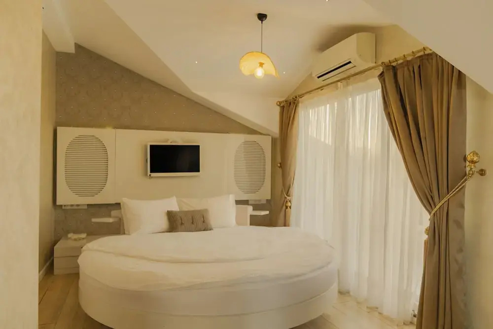 Presidential Double Suite with lake view (full double bed)