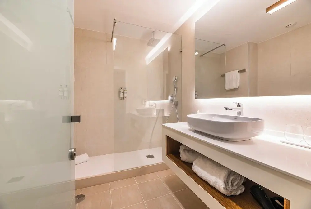 Classic Double room with balcony (full double bed)