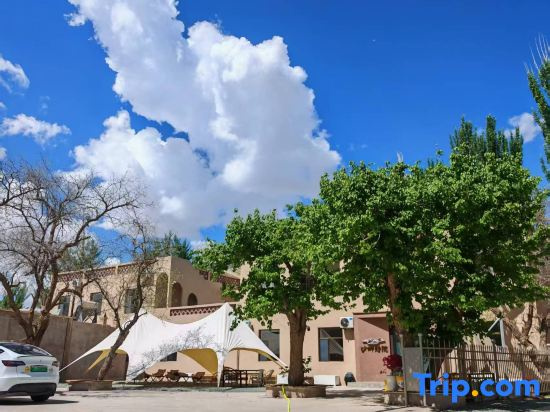 Dunhuang Shapan Jingyuan Homestay (Mingsha Mountain and Crescent Moon Spring Scenic Area)