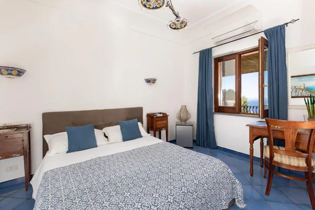 Deluxe Double room with sea view (full double bed)