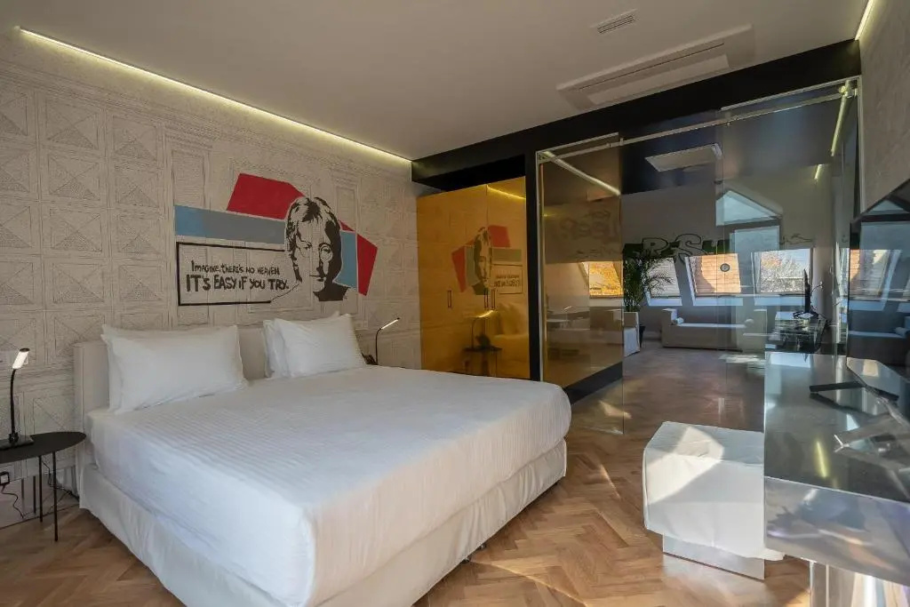 Double Suite with balcony (full double bed)