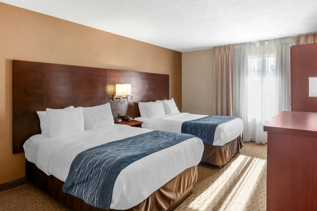 Отель Comfort Inn Airport West в Миссиссауге