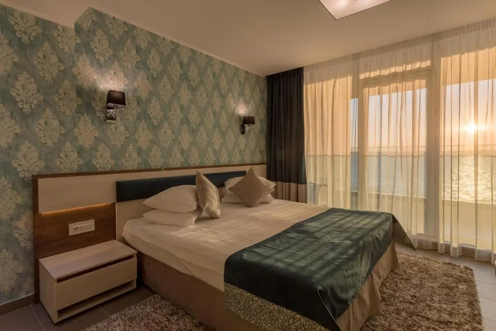 Standard Double room with lake view (full double bed)