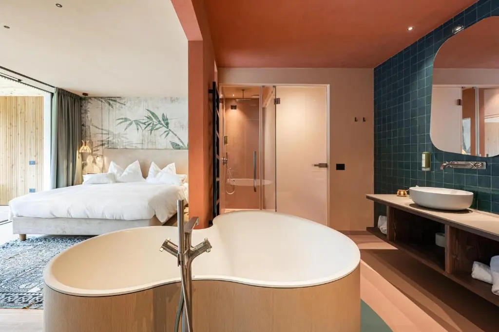 Suite with pool view