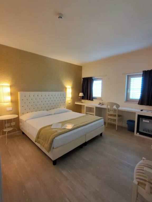 1 Bedroom Standard Double room with city view (full double bed)
