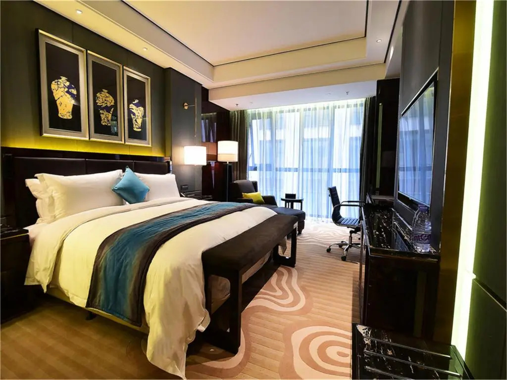 Deluxe Double room with city view (full double bed)