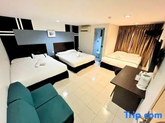 6 Bedrooms Standard Family room