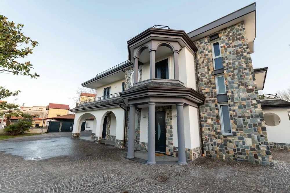 8 Rooms Hotel