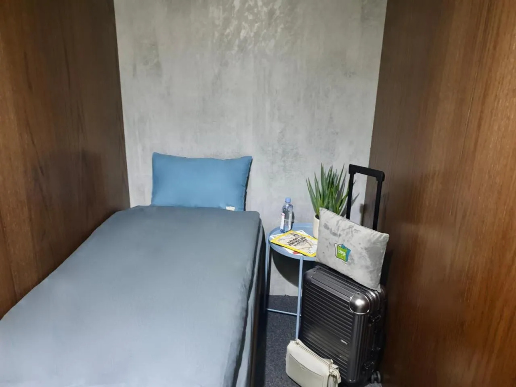 Sleepover Terminal 1, Concourse D – formerly sleep ‘n fly