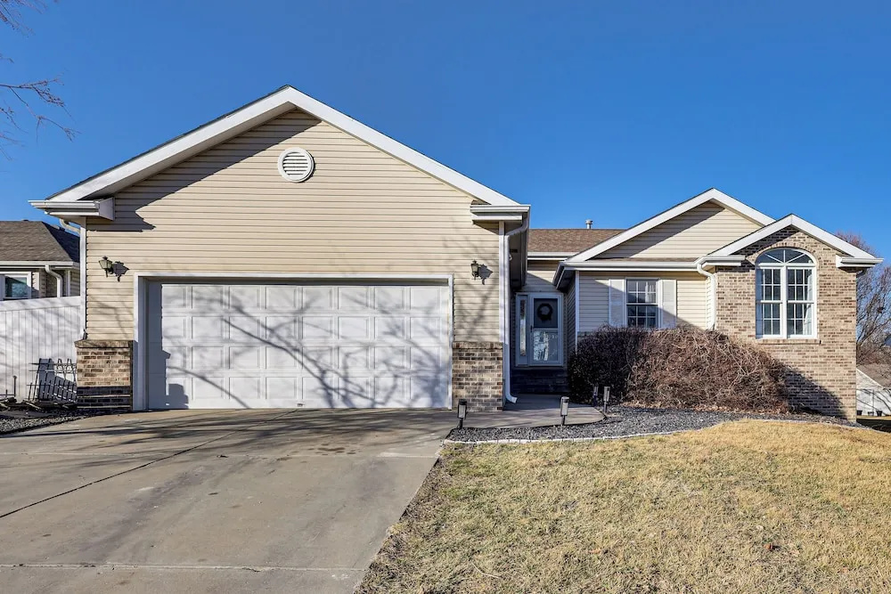 Spacious & Family Friendly! Lincoln Home w/ Deck