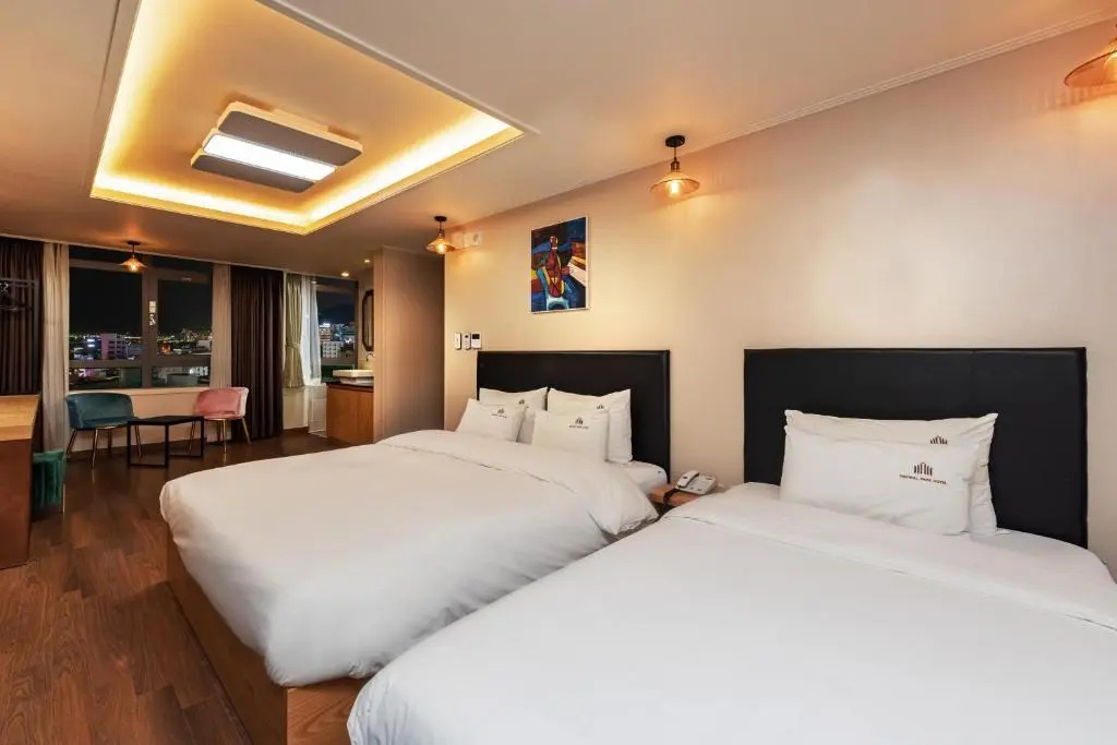 Deluxe Double Family room with city view (twin beds)