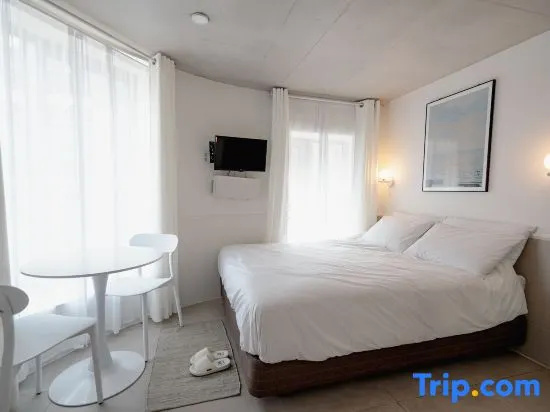 Deluxe Double room with street view (full double bed)