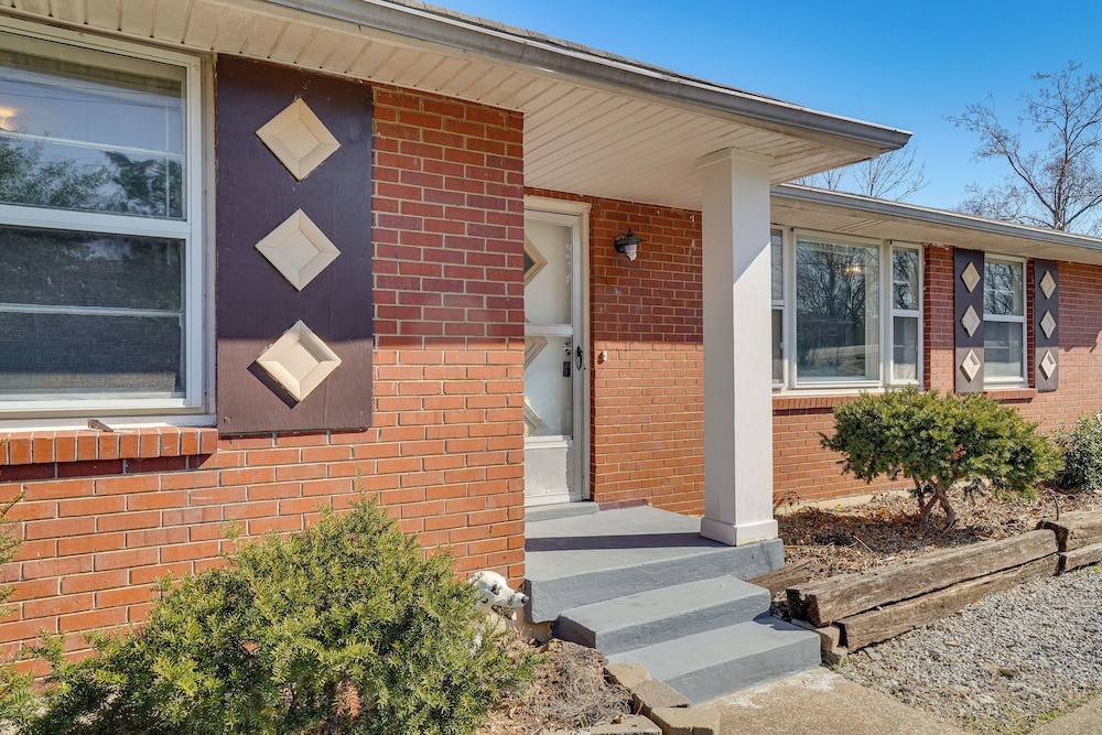 5 Mi to Broadway Fun! Group-ready Nashville Home