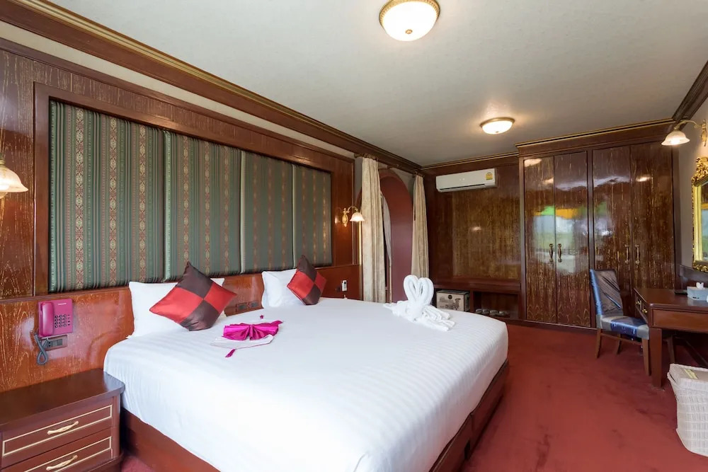 Одноместный люкс с видом на бассейн в Erawan Hotel