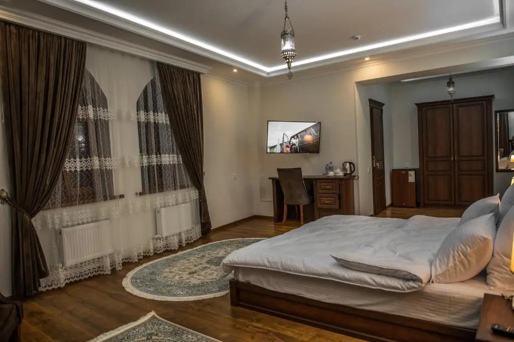 Deluxe Double room (full double bed)
