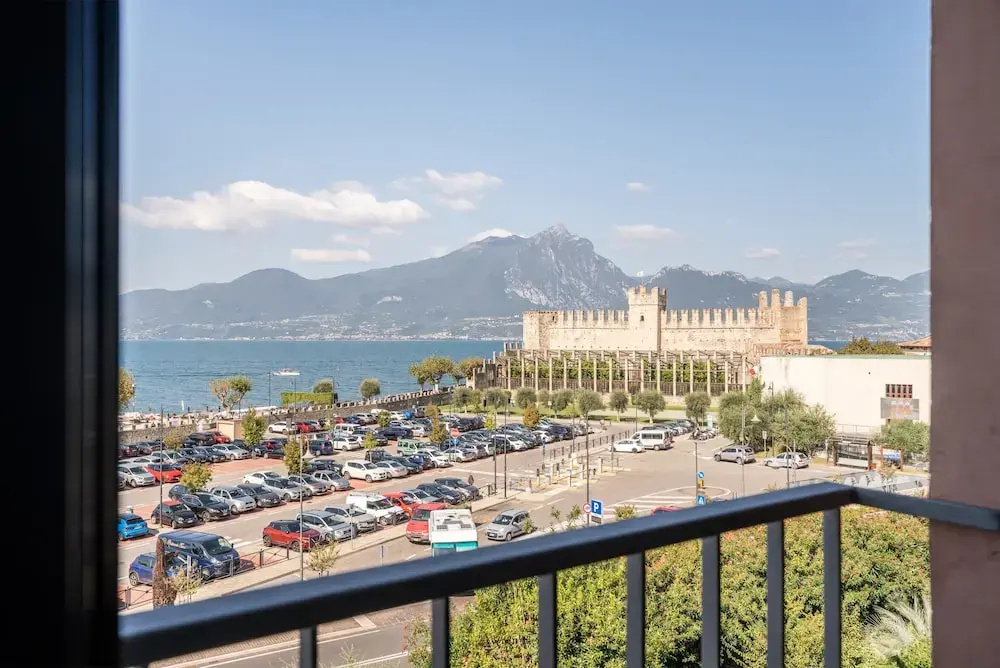 Standard Double room with lake view (full double bed)